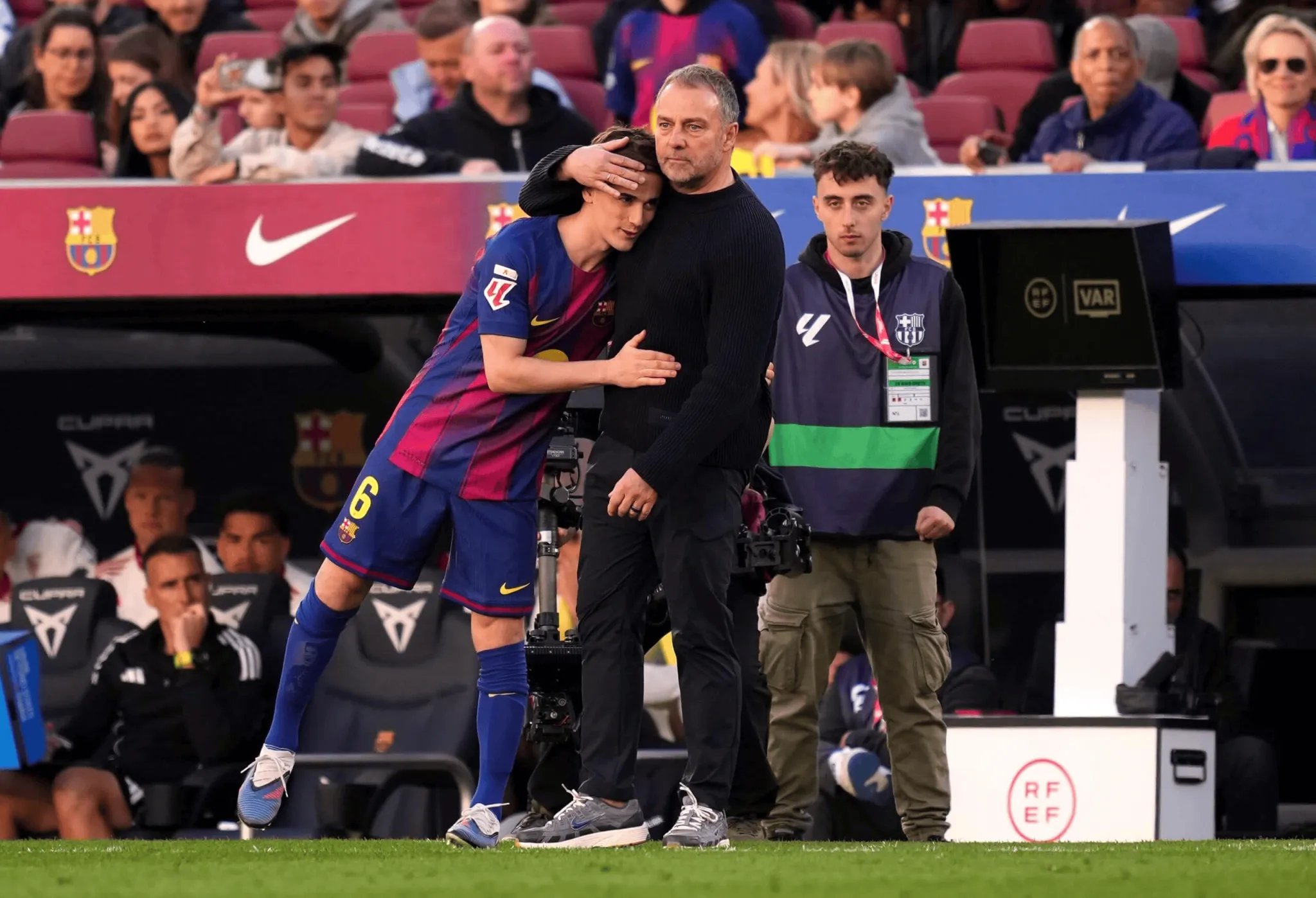 开云部门-TA：巴萨内部称弗里克真心为球员高兴，就像他们的父亲一样