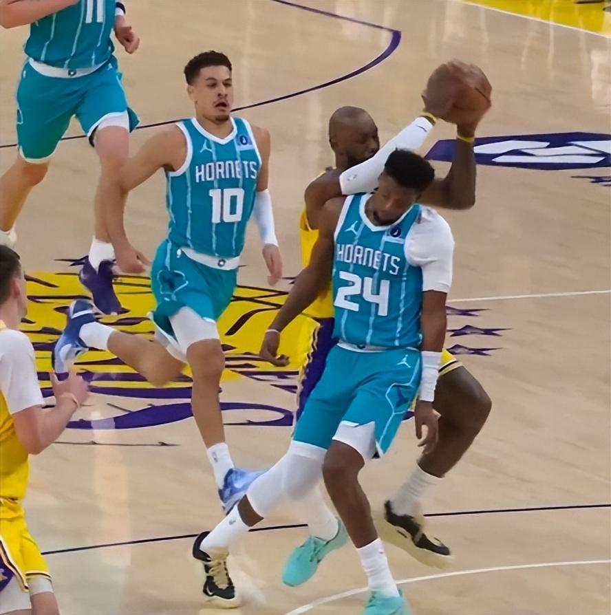 开云公司-詹皇肘击对手后脑，裁判却吹对方犯规！黄蜂挑战失败，全队看呆了