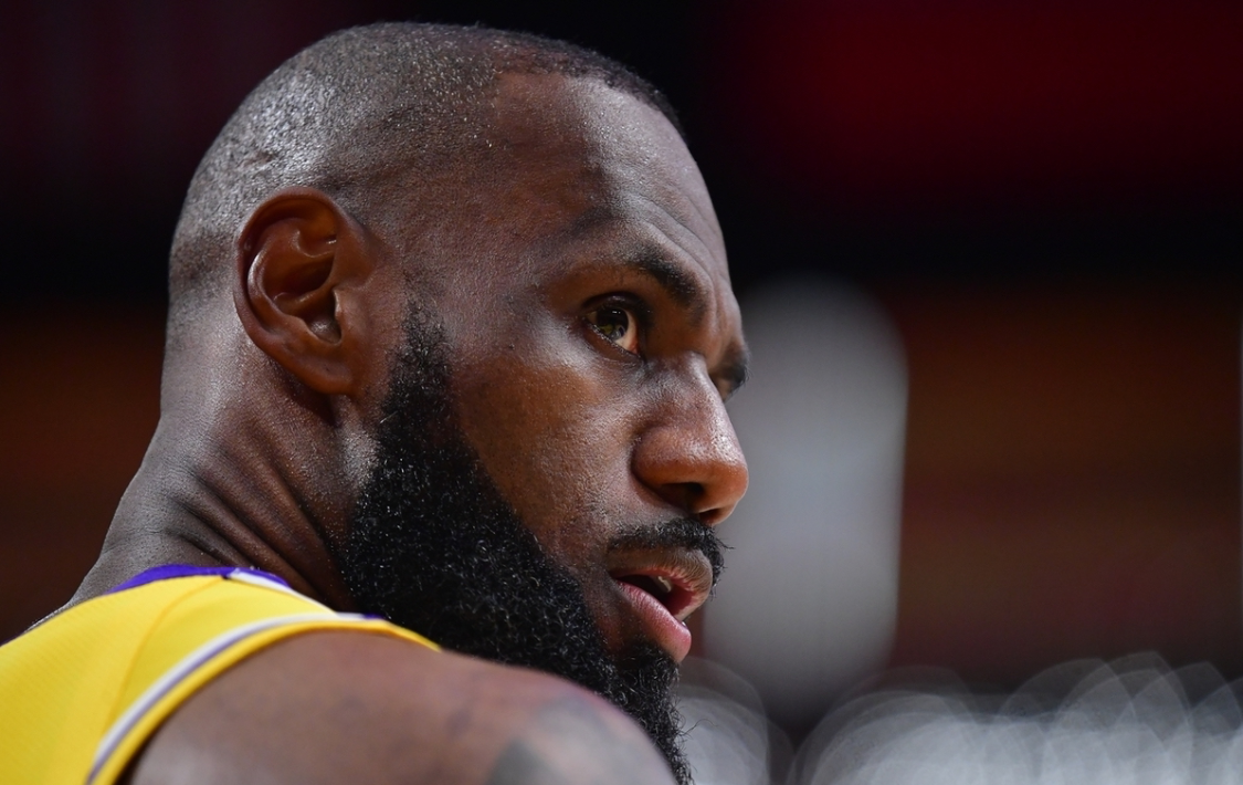 开云部门-A史密斯表示詹姆斯质变了（科比末期）变烂的湖人！