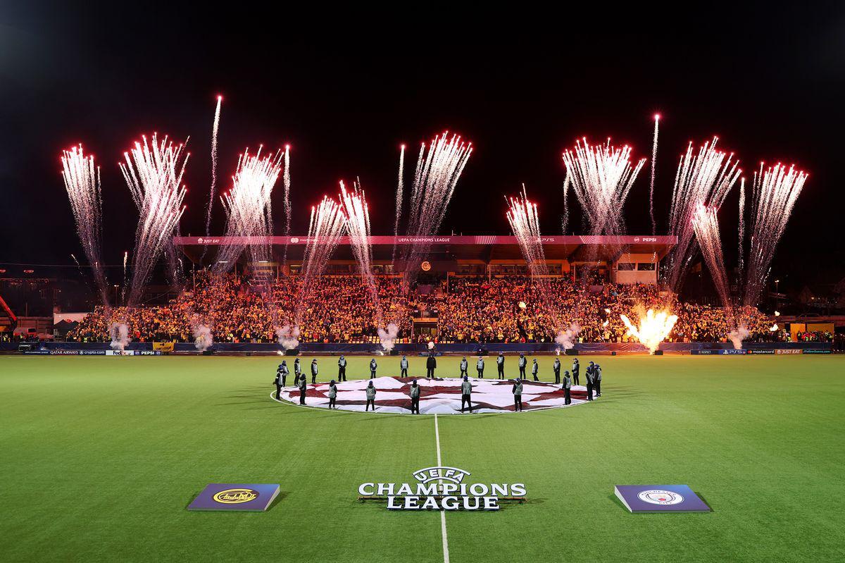 开云部门-曼晚：大量未买到票的曼城球迷也随队远征挪威客场，甚至有人爬树上看球